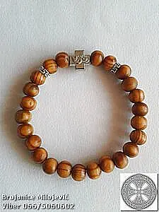 Brojanica oko ruke od maslinovog drveta