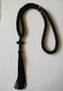 Crna pletena brojanica za vrat