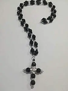 Brojanica od faset oniksa na metalnim osnovama