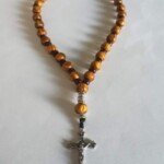 Molitvena brojanica od maslinovog drveta sa metalnim krstom