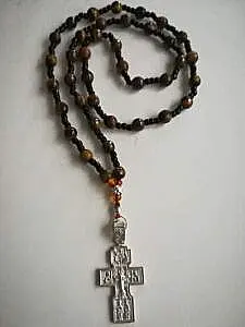 Brojanica od tigrovog oka kombinacija sa krstom od srebra i ćilibara