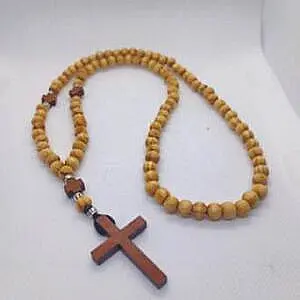 Maslinovo drvo brojanica sa krstom od drveta