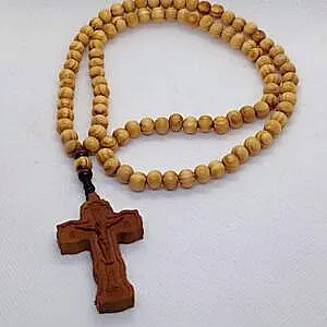 Maslinovo drvo brojanica sa krstom u duborezu