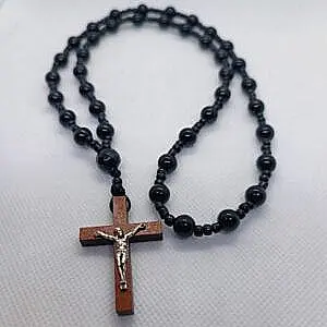 Ogrlica od oniksa sa krstom od drveta