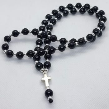 Brojanica od oniksa sa malim srebrnim krstićem