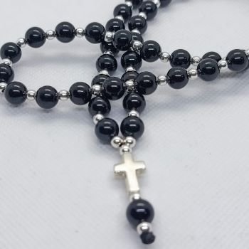 Brojanica od srebra i oniksa sa malim srebrnim krstićem