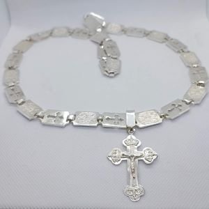 Srebrni lanac sa pločicama i krstom sa krunicama