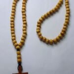 Brojanica za vrat od maslinovog drveta sa braon krstom