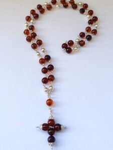 Brojanica-od-cilibara-i-srebra-rucni-rad