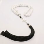 Pravoslavna molitvena brojanica od belog haulita sa 50 perli i srebrnim krstom