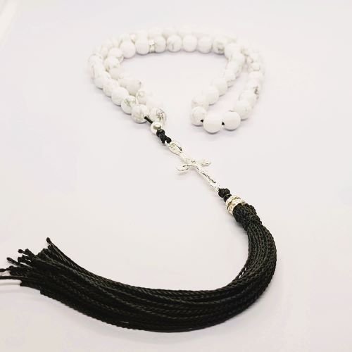 Pravoslavna molitvena brojanica od belog haulita sa 50 perli i srebrnim krstom