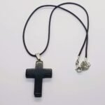 Ogrlica sa krstićem od oniksa