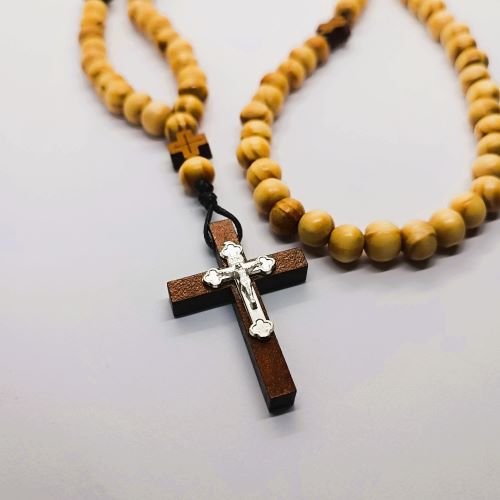 Drveni krst sa metalnim raspećem