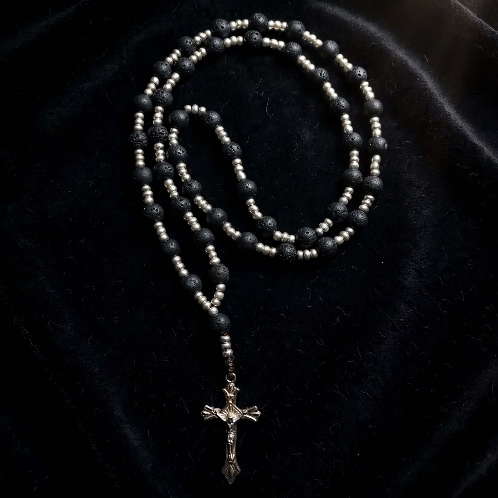 Brojanica od vulkanske lave na barsunastom matrijalu